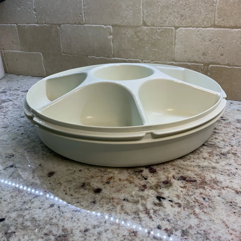 Tupperware vegetable and dip tray with lid